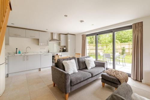 Idyllic village, gateway to the Cotswolds, nr pub