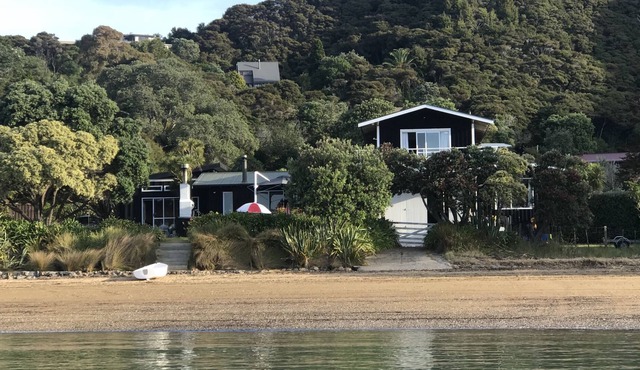 Idyllic Waterfront Kiwi Beach House
