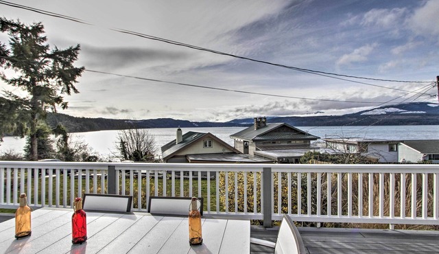 Idyllic Waterfront Cottage w/Beach & Sunset Views!