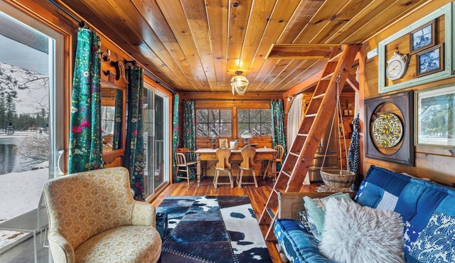 Idyllic Waterfront Bungalow In Newport on Lake Sacheen