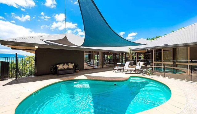 Idyllic Whitsunday Holiday Home with amazing views