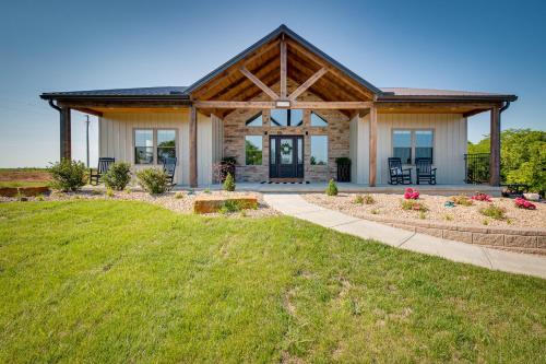 Idyllic Williamstown Retreat with Hot Tub and Pool!