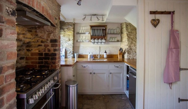 Idyllic Wishbone Cottage in gorgeous river village Fairford, Cotswolds
