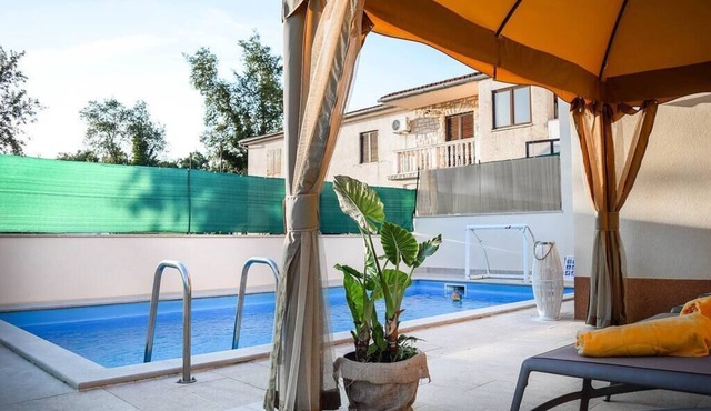 Idyllically situated vacation home with pool for 6