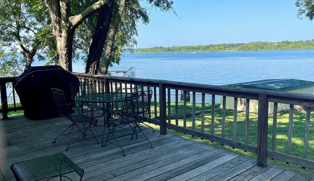 If you are looking for a scenic escape on Grand Lake close to Grove, this is it!