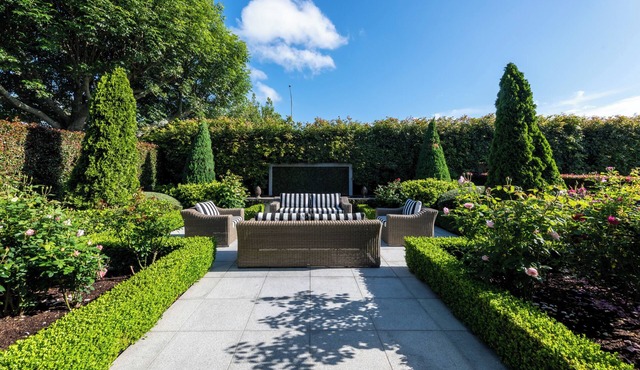 If you want to enjoy the very best Herne Bay, Auckland has to offer, then Villa Palatial Estate delivers.