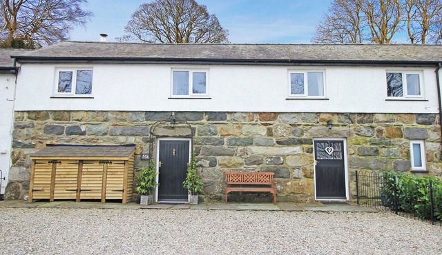 IGAMOGAM, pet friendly, character holiday cottage in Penygroes
