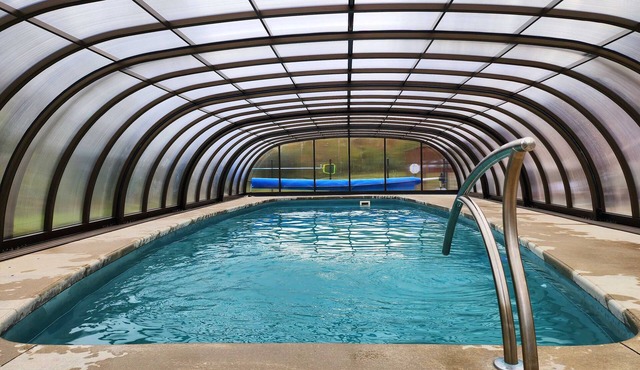 Igloo Indoor Pool Pond Hot Tub Sleeps 18