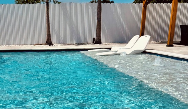 Ila's Beach House: Near IMG-Heated Salt Pool- Pets OK-Modern Organic Smart Home