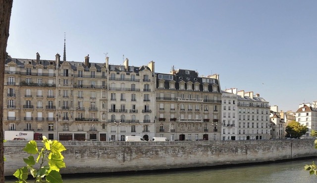 ILE DE LA CITÉ - LURIOUS DUPLEX NEAR NOTRE-DAME: ELEGANT PARISIAN CHARM - 2 BEDS