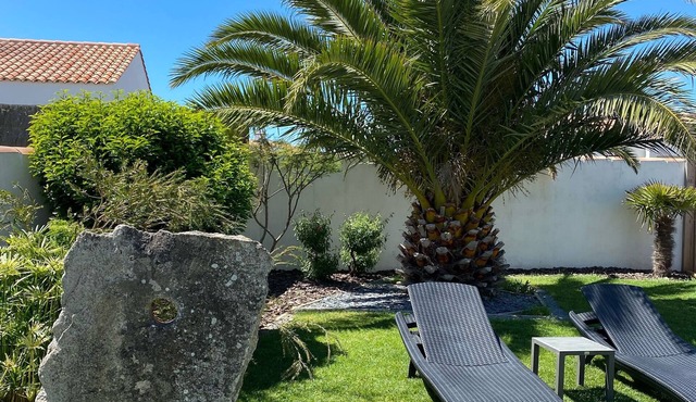 Ile de Noirmoutier house comfortable, enclosed garden near the sea and harbor