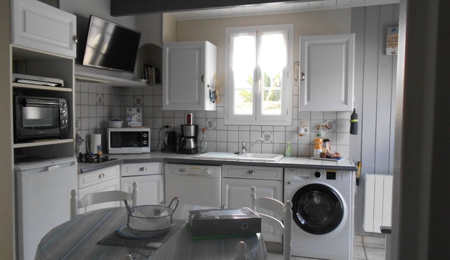 ILE DE RE 2/3 P: bikes, Wifi, linen, kitchen, parking, shops, beach, port,