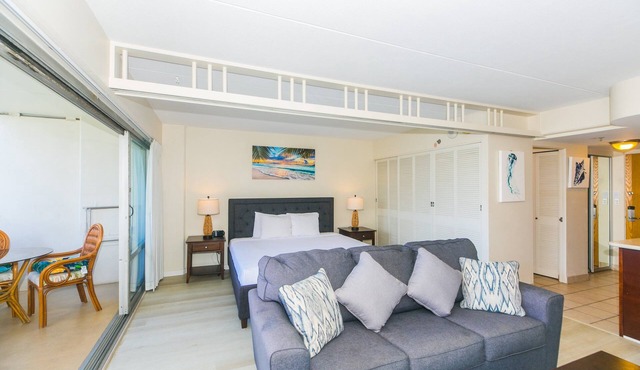 Ilikai 1 Bedroom City Views, minutes to the Beach!