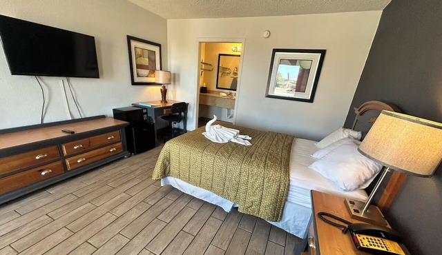 Illinois Experience Hub | Near Dining, Parks & Shopping Stops & Peterson House