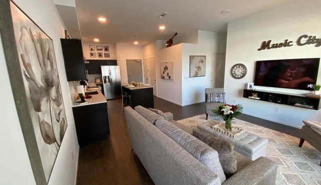 ILLUME/Modern New Condo/Pool & Downtown Views/Gym