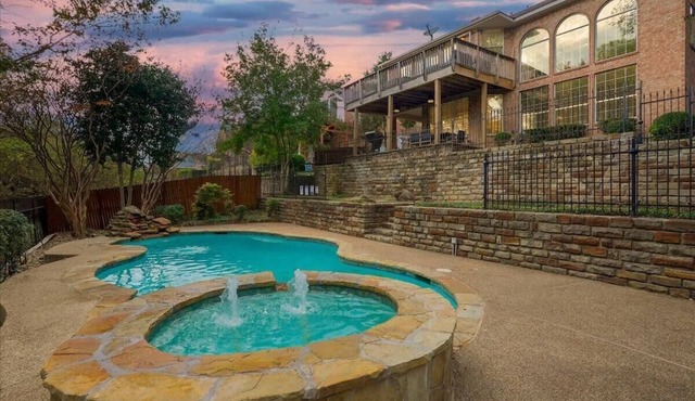 Illuminous Home, Private Pool, 4 min Walk to Lake