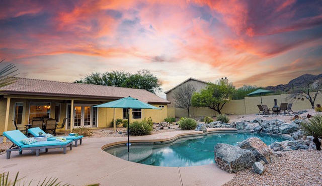 Im Star Struck! Private Pool, Fire Pit. Eclectic Style.