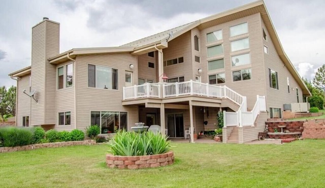 Imaculate home on 20 acres one mile off 1-15, minutes from Kolob Canyon.