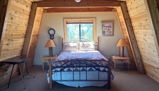 ImageKiwi Hilltop Retreat: 3-Bedroom Cabin with Stunning Views, Wi-Fi, & AC.