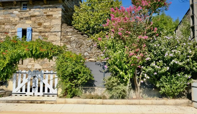 Imagine your vacation: 180m2, authentic, private pool, intimate and open too.