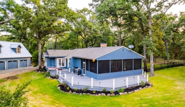 IMMACULANT LAKEFRONT Views- Hot Tub, Beach Area, Firepit, Enclosed Porch, Dock