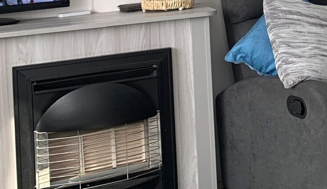 Immaculate 2-Bed Caravan in Clacton-on-Sea