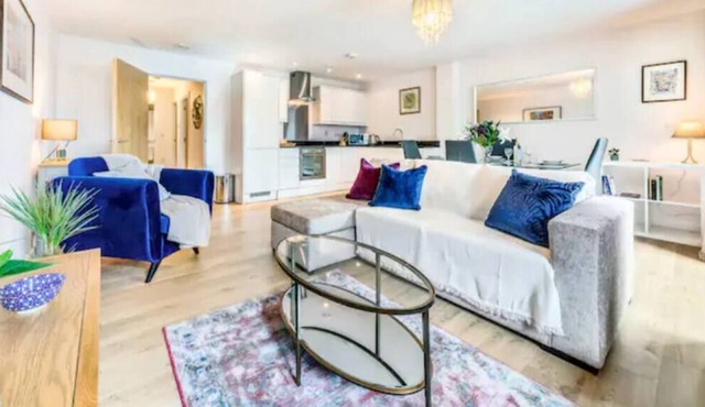 Immaculate 2 Bed 2 Bath Apt w/ balcony in Redhill