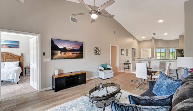 Immaculate 2 Bed/2 Bath Resort Condo in Naples. Close to Marco Island!