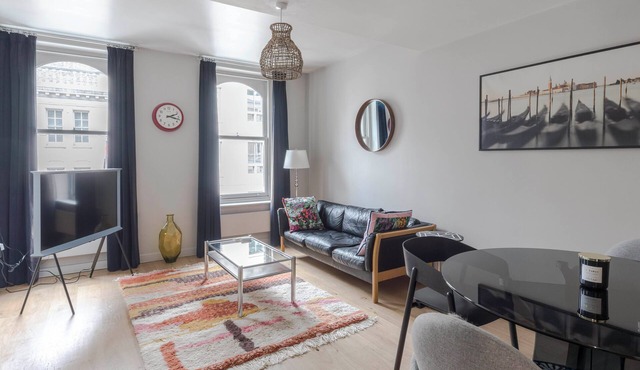 Immaculate 2-Bed Apartment in Prime Central London