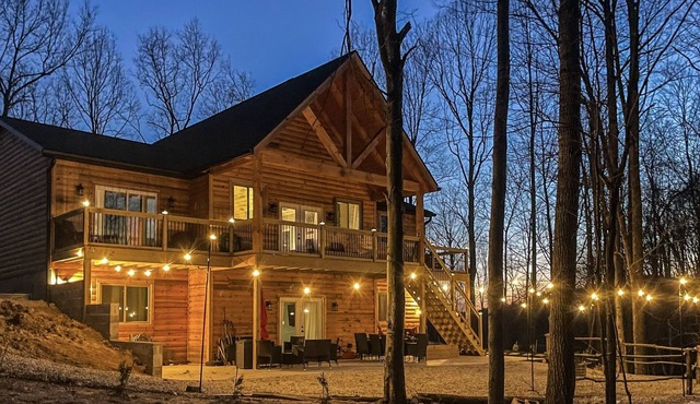 Immaculate 20 Person Lodge, close to Hocking Hills