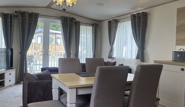 Immaculate 3-Bed Lodge in Out Rawcliffe