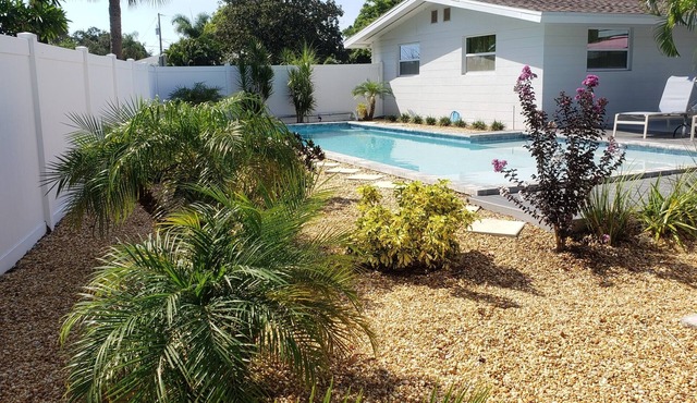 Immaculate, 3 bedroom, 2 bath Close to Siesta Beach, with HEATED POOL