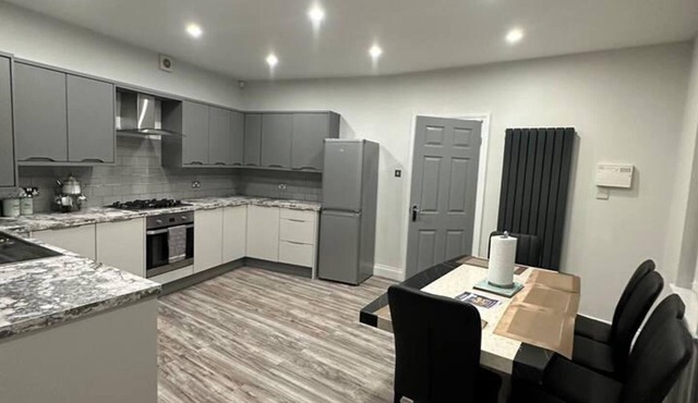 Immaculate 4-bed Detached House in Bootle