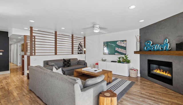 Immaculate, beautiful duplex with AC, bikes and beach gear - steps to sand!