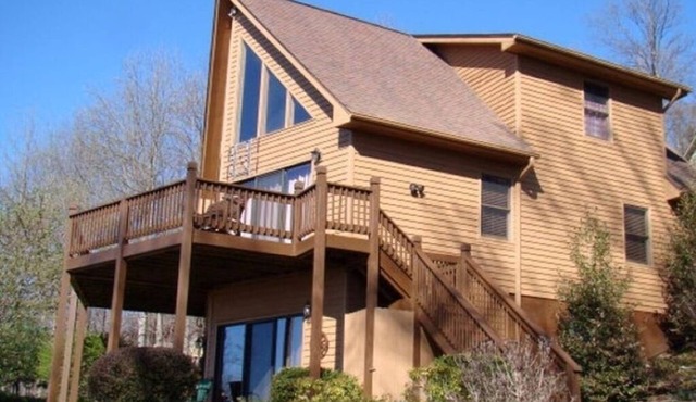 Immaculate Cedar Wood-Sided Cabin in Cascade Mountain Resort w/Dramatic Views