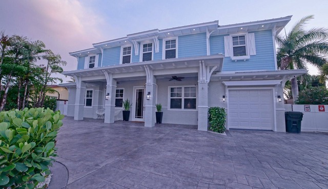 Immaculate Contemporary Villa 1.5 mi to The Beach & Mizner Park - Long Term Only