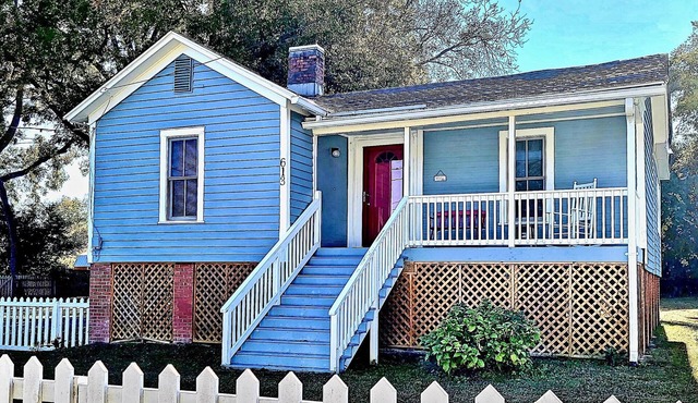 Immaculate Cottage in the Historic District. Quiet street, large fenced yard.