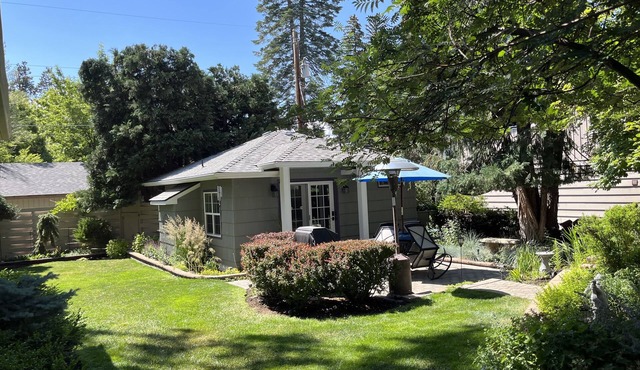 Immaculate Downtown Cottage Retreat- EV charger