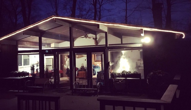 Immaculate getaway at a peaceful lake in the woods. Sylish, newly renovated