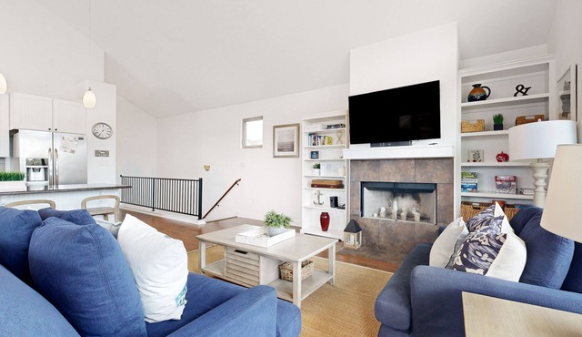 Immaculate Hill Country home with furnished deck, fireplace & ping-pong table