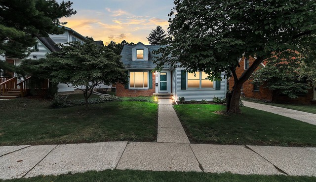 Immaculate home close to MSU, hospitals & downtown!
