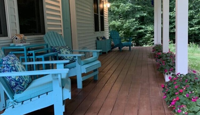Immaculate home, perfect for 1 or 2 couples, close to Sleeping Bear Dunes.