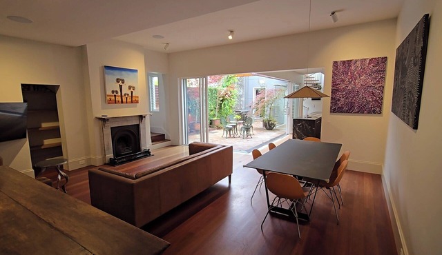 Immaculate home sleeps 10, garaging for 2 cars close to Sydney's CBD & transport