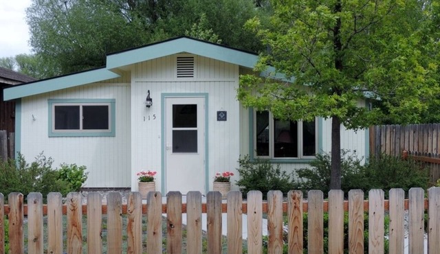 Immaculate, homey and perfectly located for your stay in downtown Ennis.