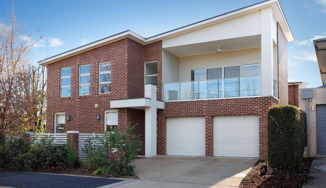 Immaculate & Impressive Irvington Villa - Stunning four bedroom home in central Albury