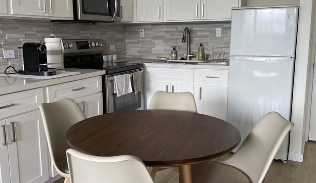 Immaculate Modern Diamond Head Jewel, enclosed yard, pets, children allowed!