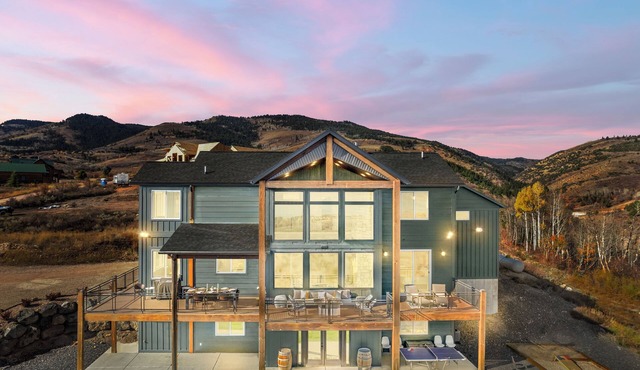 IMMACULATE Modern Rustic Luxury - Captivating Views - Sleeps 26