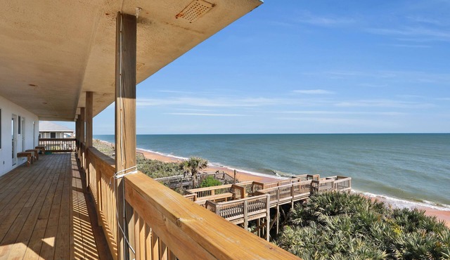 Immaculate, modern stay steps to beach with amazing ocean views