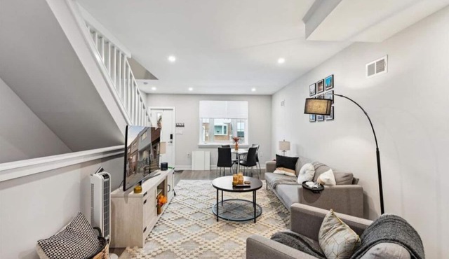 Immaculate, Modern 3 Bedroom 2 Bath Full HousenMins away from Stadiums