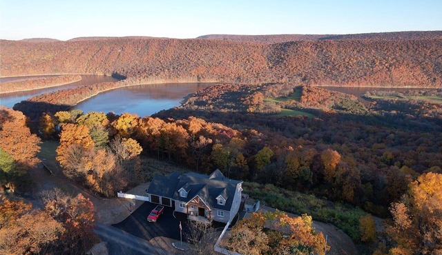 Immaculate MountainLake Home!Epic view, HotTub,FirePit, Putting Green,Pickleball